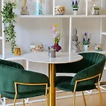 6 Milje Hotel