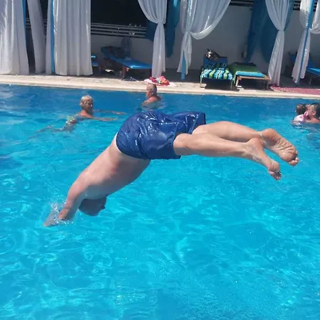 6 Milje Hotel 4*