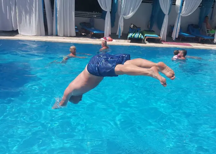 6 Milje Hotel 4*